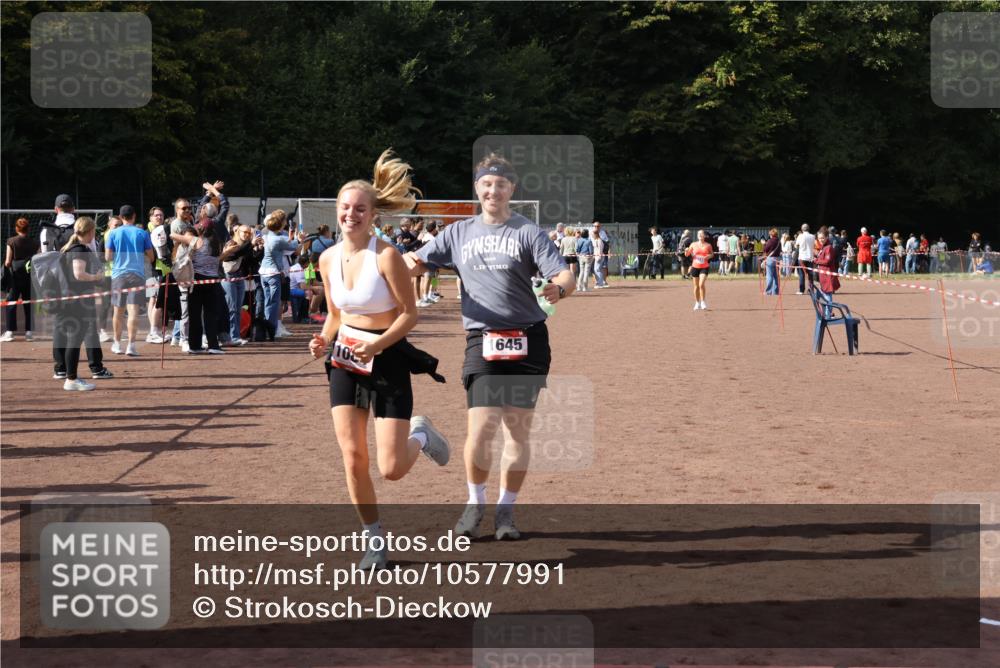 27.09.2026 - 35. Volkslauf durch das schöne Alstertal Strokosch-Dieckow http://msf.ph/oto/10577991 27.09.2026 12:32:50 Ziel 1084, 1645, 2244, 2305, 2338 meine-sportfotos.de