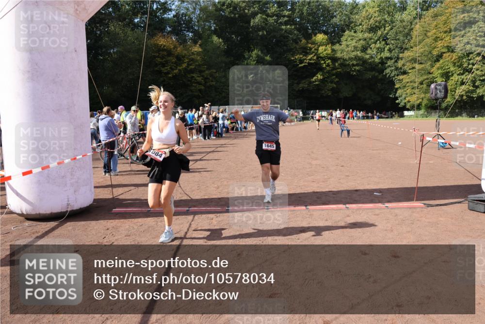 27.09.2026 - 35. Volkslauf durch das schöne Alstertal Strokosch-Dieckow http://msf.ph/oto/10578034 27.09.2026 12:32:51 Ziel 1084, 1645, 2305, 2338 meine-sportfotos.de