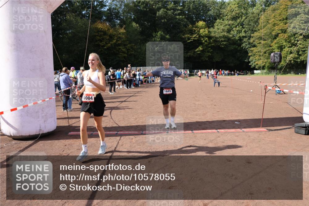 27.09.2026 - 35. Volkslauf durch das schöne Alstertal Strokosch-Dieckow http://msf.ph/oto/10578055 27.09.2026 12:32:51 Ziel 1084, 1645, 2305, 2338 meine-sportfotos.de