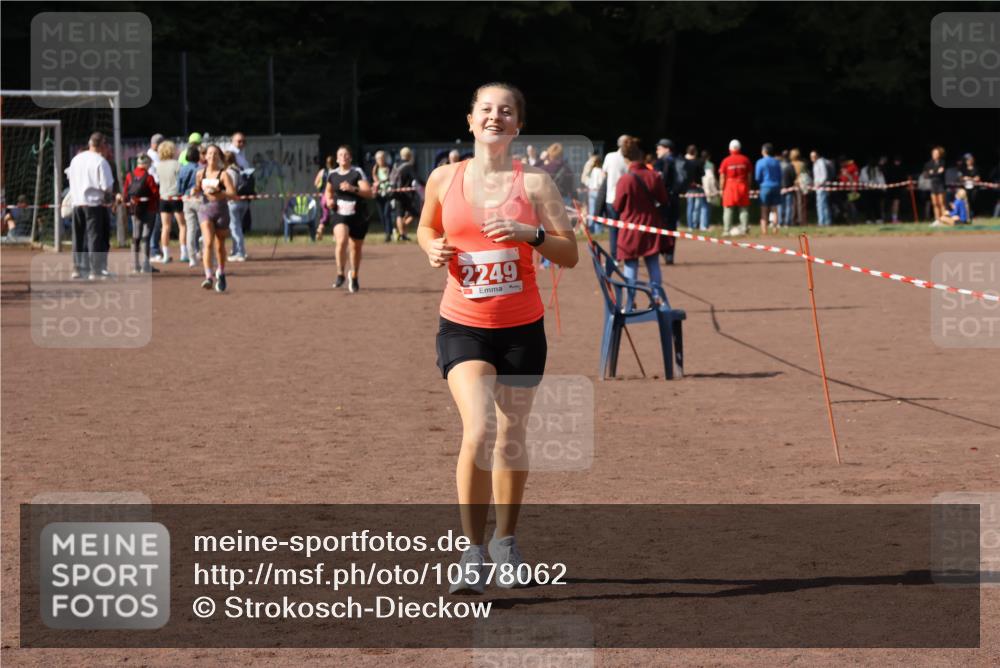 27.09.2026 - 35. Volkslauf durch das schöne Alstertal Strokosch-Dieckow http://msf.ph/oto/10578062 27.09.2026 12:33:00 Ziel 2249, 2256, 2397 meine-sportfotos.de