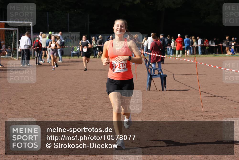 27.09.2026 - 35. Volkslauf durch das schöne Alstertal Strokosch-Dieckow http://msf.ph/oto/10578077 27.09.2026 12:33:00 Ziel 2249, 2256, 2397 meine-sportfotos.de