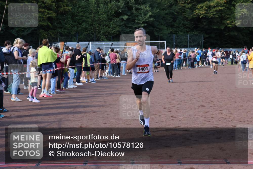 27.09.2026 - 35. Volkslauf durch das schöne Alstertal Strokosch-Dieckow http://msf.ph/oto/10578126 27.09.2026 11:19:34 Ziel 1401, 3022, 3150, 3164 meine-sportfotos.de
