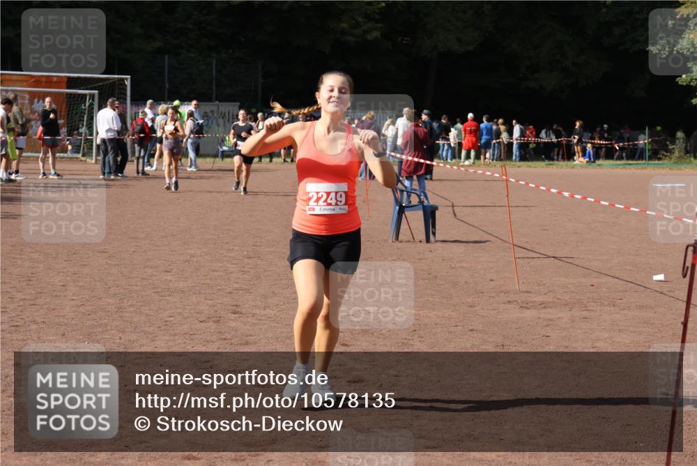 27.09.2026 - 35. Volkslauf durch das schöne Alstertal Strokosch-Dieckow http://msf.ph/oto/10578135 27.09.2026 12:33:01 Ziel 2249, 2256, 2397 meine-sportfotos.de