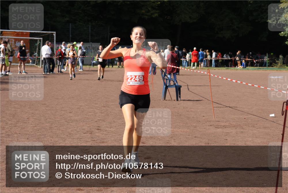 27.09.2026 - 35. Volkslauf durch das schöne Alstertal Strokosch-Dieckow http://msf.ph/oto/10578143 27.09.2026 12:33:01 Ziel 2249, 2256, 2397 meine-sportfotos.de