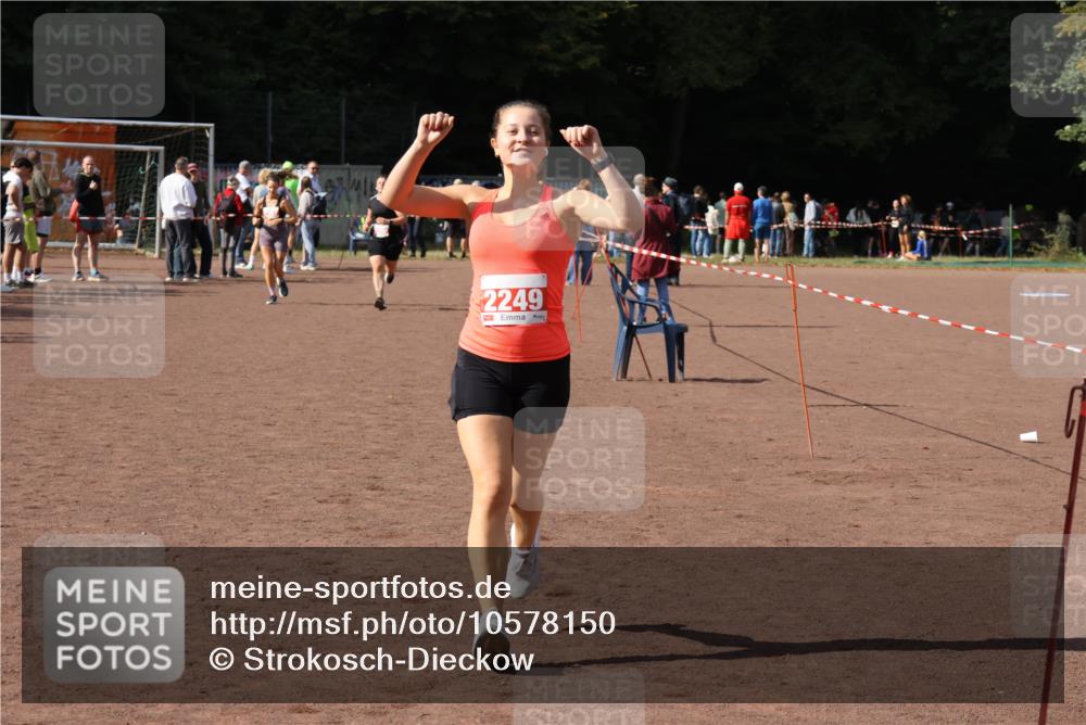 27.09.2026 - 35. Volkslauf durch das schöne Alstertal Strokosch-Dieckow http://msf.ph/oto/10578150 27.09.2026 12:33:01 Ziel 2249, 2256, 2397 meine-sportfotos.de