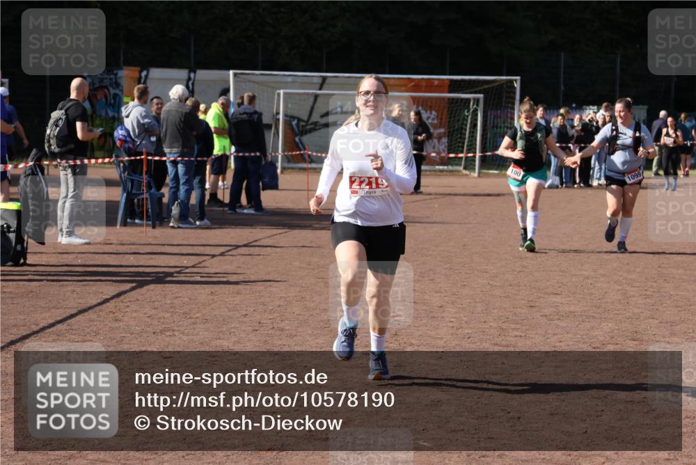 27.09.2026 - 35. Volkslauf durch das schöne Alstertal Strokosch-Dieckow http://msf.ph/oto/10578190 27.09.2026 12:44:13 Ziel 1099, 1100, 2219 meine-sportfotos.de