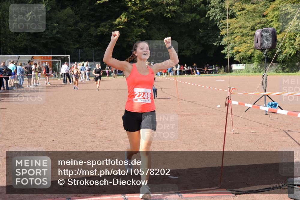 27.09.2026 - 35. Volkslauf durch das schöne Alstertal Strokosch-Dieckow http://msf.ph/oto/10578202 27.09.2026 12:33:02 Ziel 2249, 2256, 2397 meine-sportfotos.de