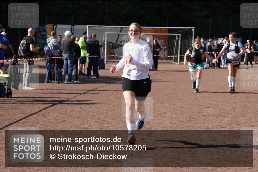 27.09.2026 - 35. Volkslauf durch das schöne Alstertal Strokosch-Dieckow http://msf.ph/oto/10578205 27.09.2026 12:44:13 Ziel 1099, 1100, 2219 meine-sportfotos.de