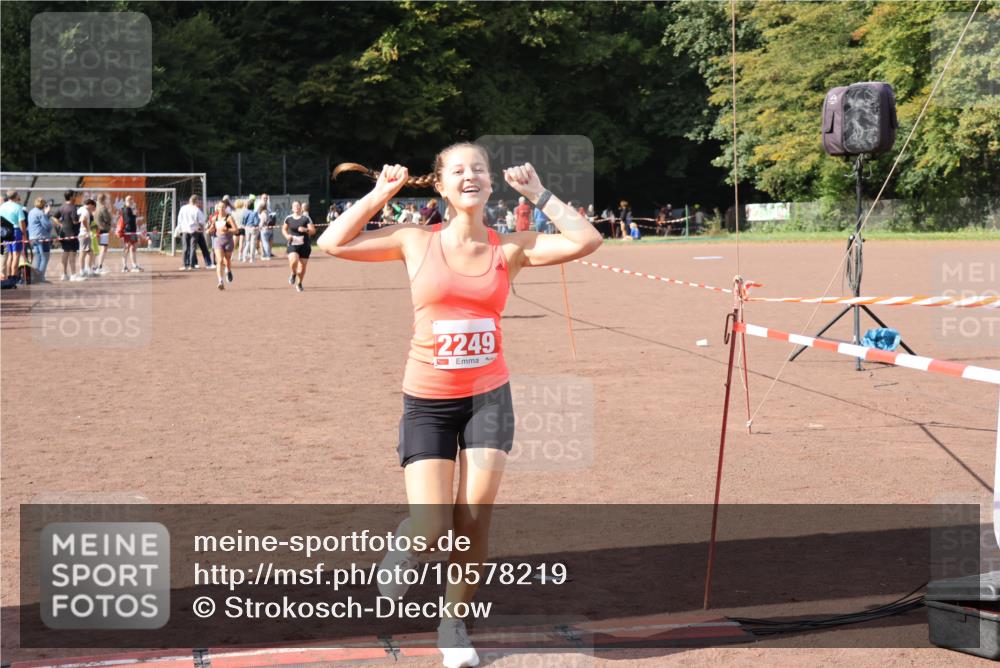 27.09.2026 - 35. Volkslauf durch das schöne Alstertal Strokosch-Dieckow http://msf.ph/oto/10578219 27.09.2026 12:33:02 Ziel 2249, 2256, 2397 meine-sportfotos.de