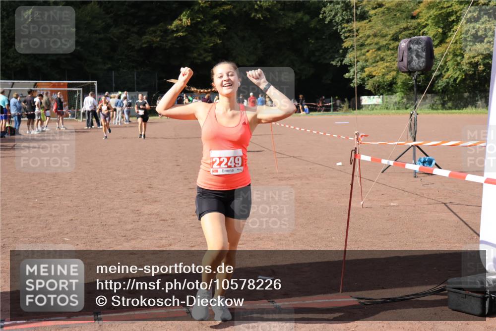 27.09.2026 - 35. Volkslauf durch das schöne Alstertal Strokosch-Dieckow http://msf.ph/oto/10578226 27.09.2026 12:33:02 Ziel 2249, 2256, 2397 meine-sportfotos.de