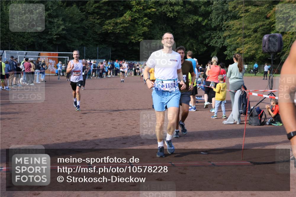 27.09.2026 - 35. Volkslauf durch das schöne Alstertal Strokosch-Dieckow http://msf.ph/oto/10578228 27.09.2026 11:19:33 Ziel 1401, 3022, 3150, 3164 meine-sportfotos.de