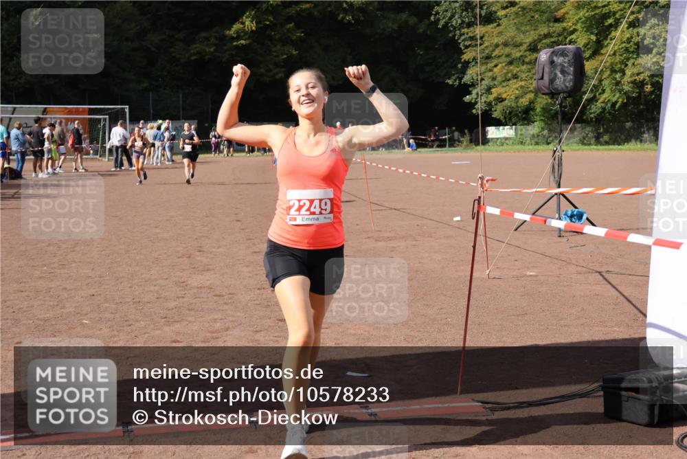 27.09.2026 - 35. Volkslauf durch das schöne Alstertal Strokosch-Dieckow http://msf.ph/oto/10578233 27.09.2026 12:33:02 Ziel 2249, 2256, 2397 meine-sportfotos.de