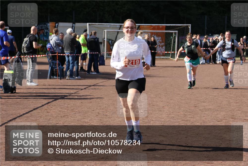 27.09.2026 - 35. Volkslauf durch das schöne Alstertal Strokosch-Dieckow http://msf.ph/oto/10578234 27.09.2026 12:44:14 Ziel 1099, 1100, 2219 meine-sportfotos.de