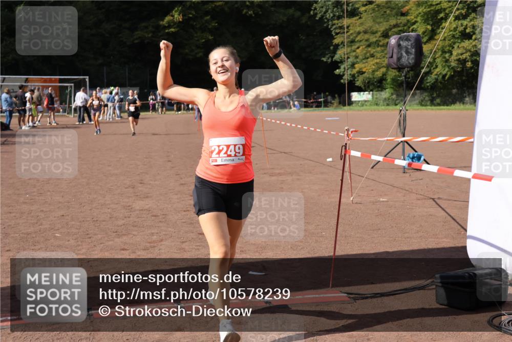 27.09.2026 - 35. Volkslauf durch das schöne Alstertal Strokosch-Dieckow http://msf.ph/oto/10578239 27.09.2026 12:33:02 Ziel 2249, 2256, 2397 meine-sportfotos.de