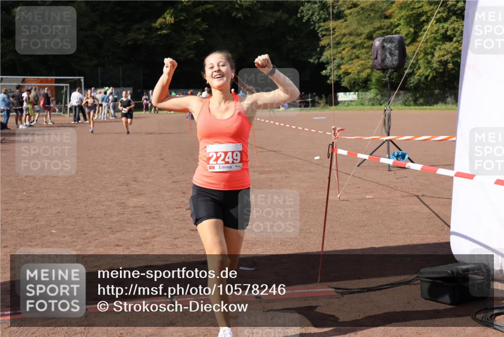27.09.2026 - 35. Volkslauf durch das schöne Alstertal Strokosch-Dieckow http://msf.ph/oto/10578246 27.09.2026 12:33:02 Ziel 2249, 2256, 2397 meine-sportfotos.de