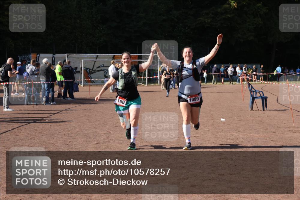 27.09.2026 - 35. Volkslauf durch das schöne Alstertal Strokosch-Dieckow http://msf.ph/oto/10578257 27.09.2026 12:44:18 Ziel 1099, 1100, 2219 meine-sportfotos.de
