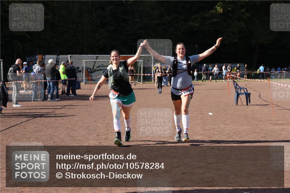 27.09.2026 - 35. Volkslauf durch das schöne Alstertal Strokosch-Dieckow http://msf.ph/oto/10578284 27.09.2026 12:44:18 Ziel 1099, 1100, 2219 meine-sportfotos.de
