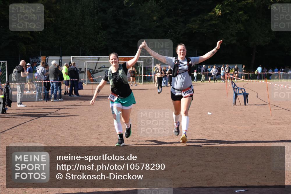 27.09.2026 - 35. Volkslauf durch das schöne Alstertal Strokosch-Dieckow http://msf.ph/oto/10578290 27.09.2026 12:44:18 Ziel 1099, 1100, 2219 meine-sportfotos.de