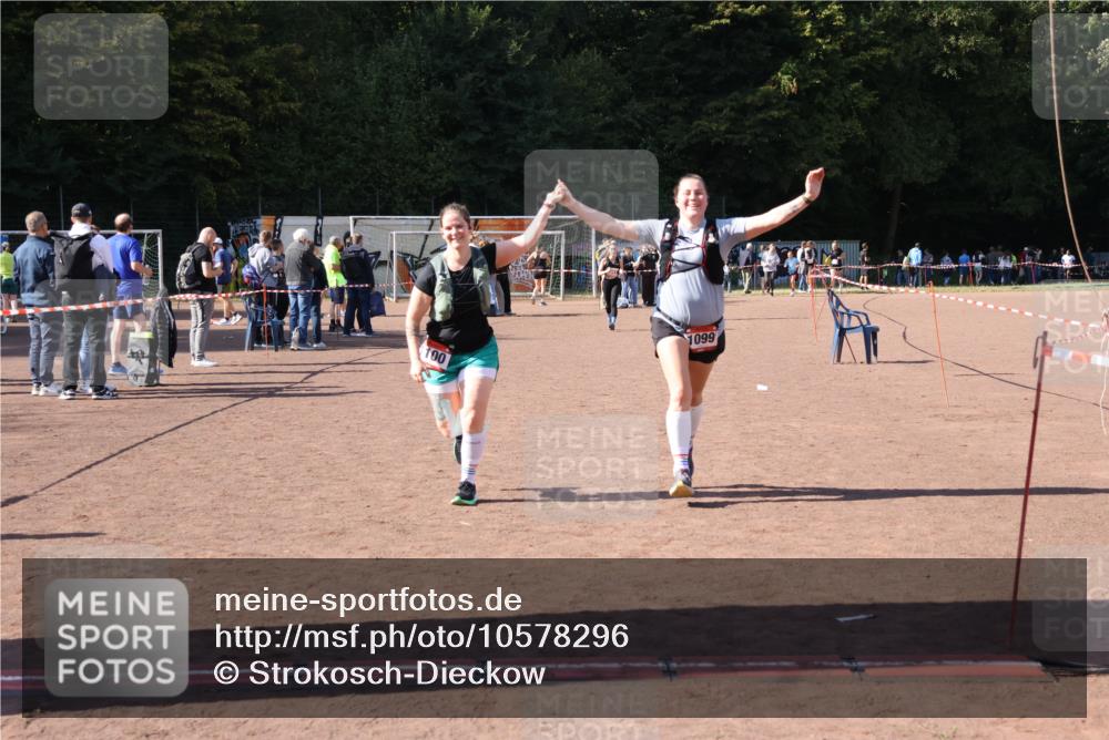 27.09.2026 - 35. Volkslauf durch das schöne Alstertal Strokosch-Dieckow http://msf.ph/oto/10578296 27.09.2026 12:44:19 Ziel 1099, 1100 meine-sportfotos.de