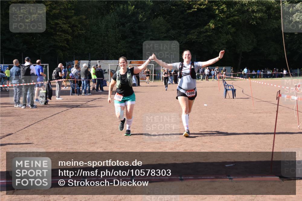27.09.2026 - 35. Volkslauf durch das schöne Alstertal Strokosch-Dieckow http://msf.ph/oto/10578303 27.09.2026 12:44:19 Ziel 1099, 1100 meine-sportfotos.de