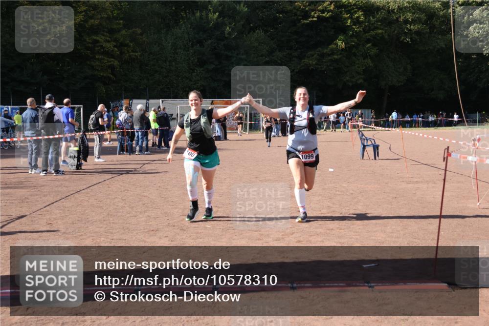 27.09.2026 - 35. Volkslauf durch das schöne Alstertal Strokosch-Dieckow http://msf.ph/oto/10578310 27.09.2026 12:44:19 Ziel 1099, 1100 meine-sportfotos.de