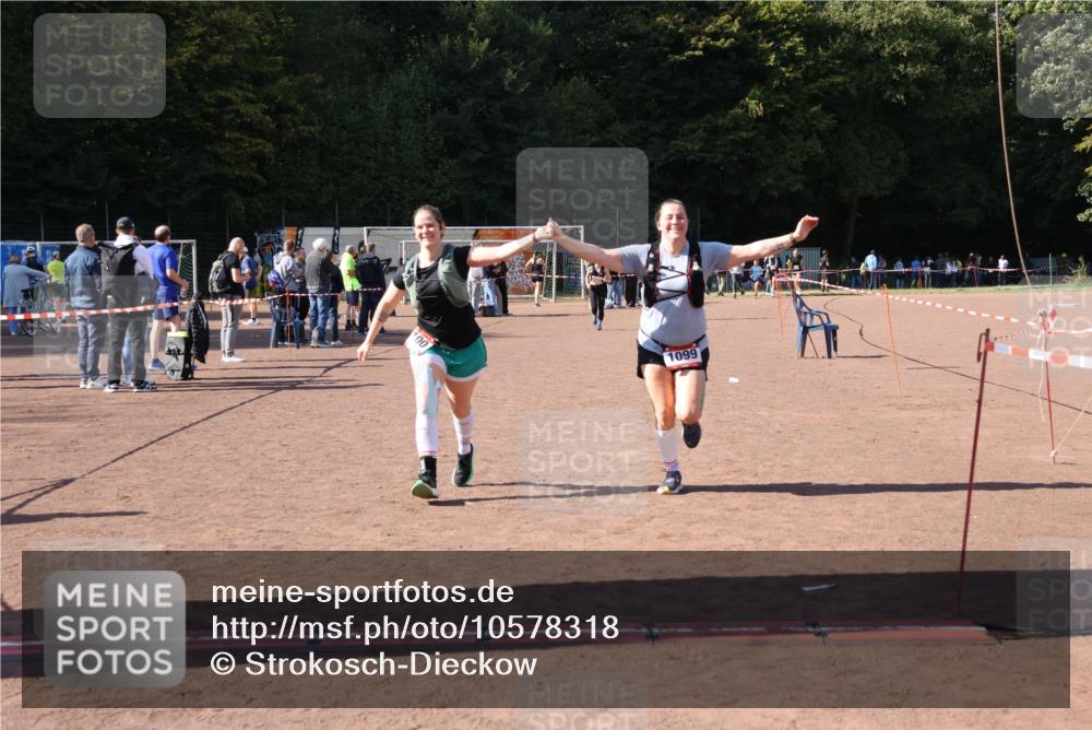 27.09.2026 - 35. Volkslauf durch das schöne Alstertal Strokosch-Dieckow http://msf.ph/oto/10578318 27.09.2026 12:44:19 Ziel 1099, 1100 meine-sportfotos.de