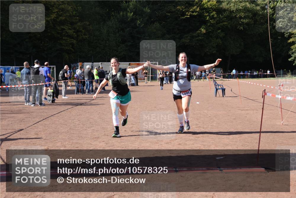 27.09.2026 - 35. Volkslauf durch das schöne Alstertal Strokosch-Dieckow http://msf.ph/oto/10578325 27.09.2026 12:44:19 Ziel 1099, 1100 meine-sportfotos.de