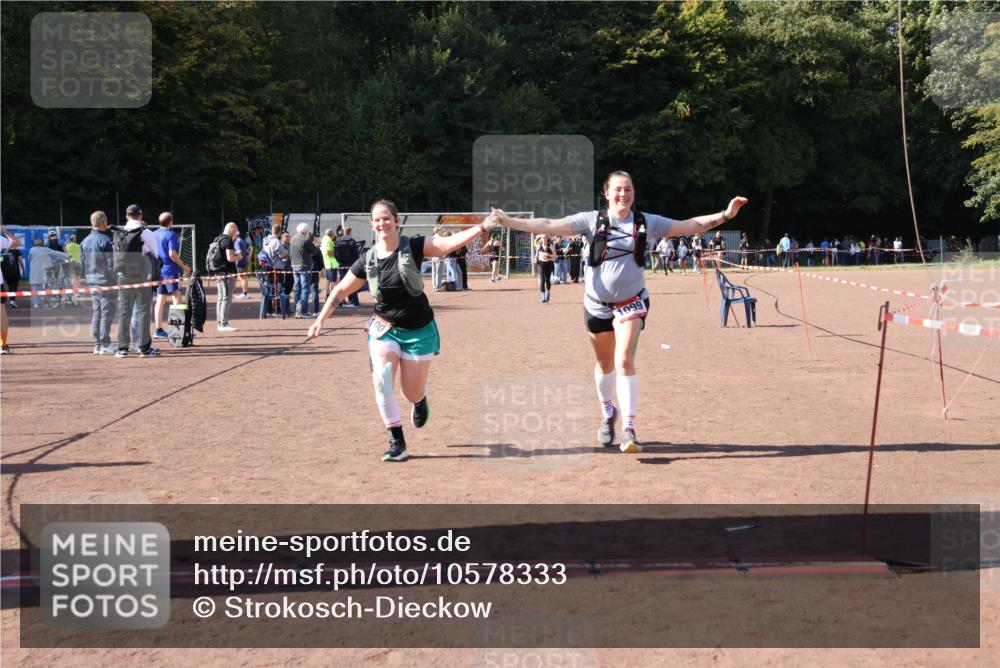 27.09.2026 - 35. Volkslauf durch das schöne Alstertal Strokosch-Dieckow http://msf.ph/oto/10578333 27.09.2026 12:44:19 Ziel 1099, 1100 meine-sportfotos.de