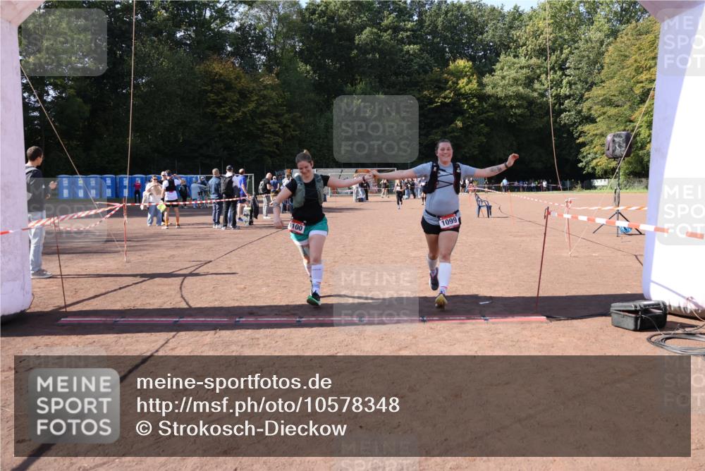 27.09.2026 - 35. Volkslauf durch das schöne Alstertal Strokosch-Dieckow http://msf.ph/oto/10578348 27.09.2026 12:44:20 Ziel 1099, 1100, 2041 meine-sportfotos.de