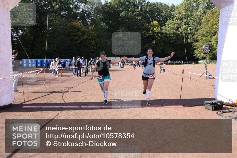 27.09.2026 - 35. Volkslauf durch das schöne Alstertal Strokosch-Dieckow http://msf.ph/oto/10578354 27.09.2026 12:44:20 Ziel 1099, 1100, 2041 meine-sportfotos.de