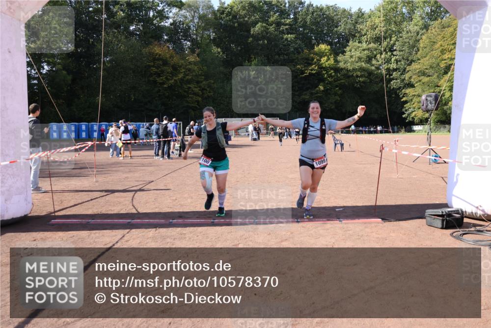 27.09.2026 - 35. Volkslauf durch das schöne Alstertal Strokosch-Dieckow http://msf.ph/oto/10578370 27.09.2026 12:44:20 Ziel 1099, 1100, 2041 meine-sportfotos.de