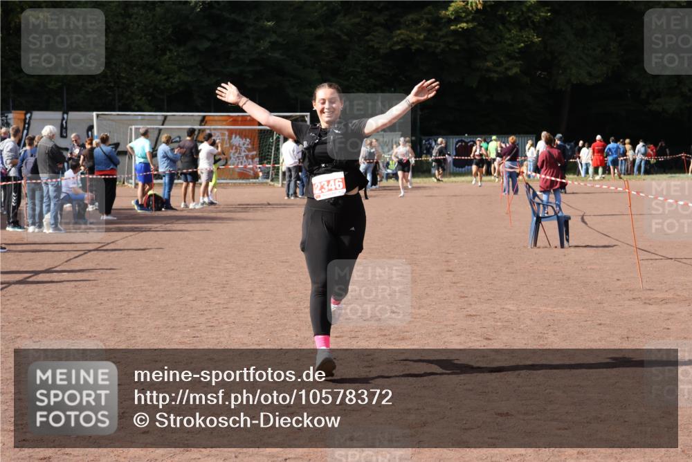 27.09.2026 - 35. Volkslauf durch das schöne Alstertal Strokosch-Dieckow http://msf.ph/oto/10578372 27.09.2026 12:33:25 Ziel 2346 meine-sportfotos.de