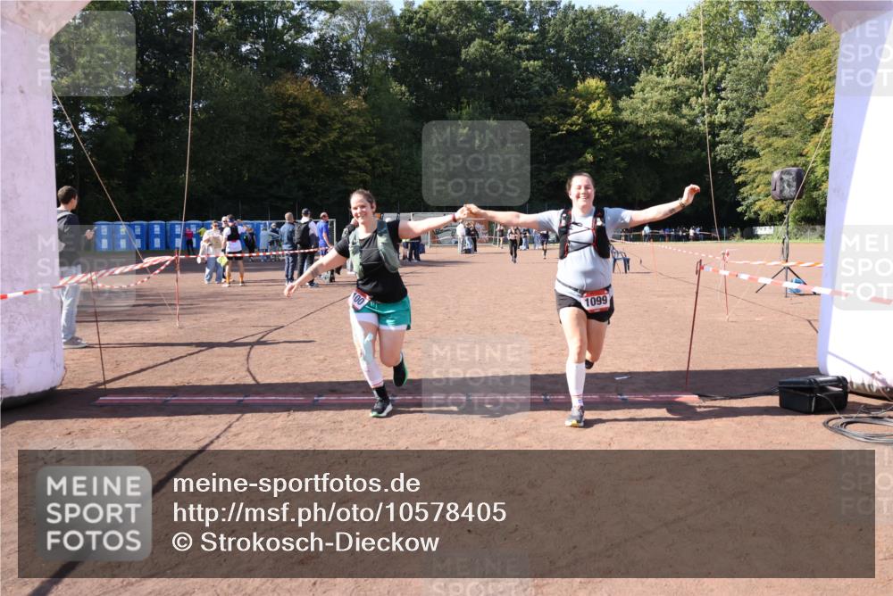 27.09.2026 - 35. Volkslauf durch das schöne Alstertal Strokosch-Dieckow http://msf.ph/oto/10578405 27.09.2026 12:44:20 Ziel 1099, 1100, 2041 meine-sportfotos.de
