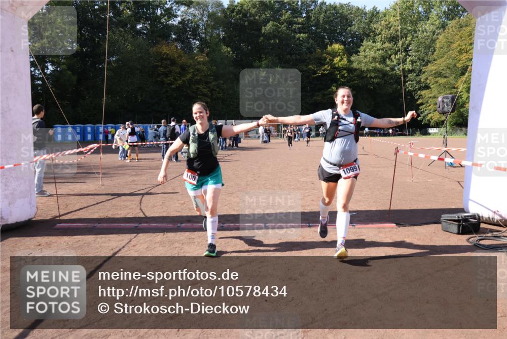 27.09.2026 - 35. Volkslauf durch das schöne Alstertal Strokosch-Dieckow http://msf.ph/oto/10578434 27.09.2026 12:44:21 Ziel 1099, 1100, 2041 meine-sportfotos.de