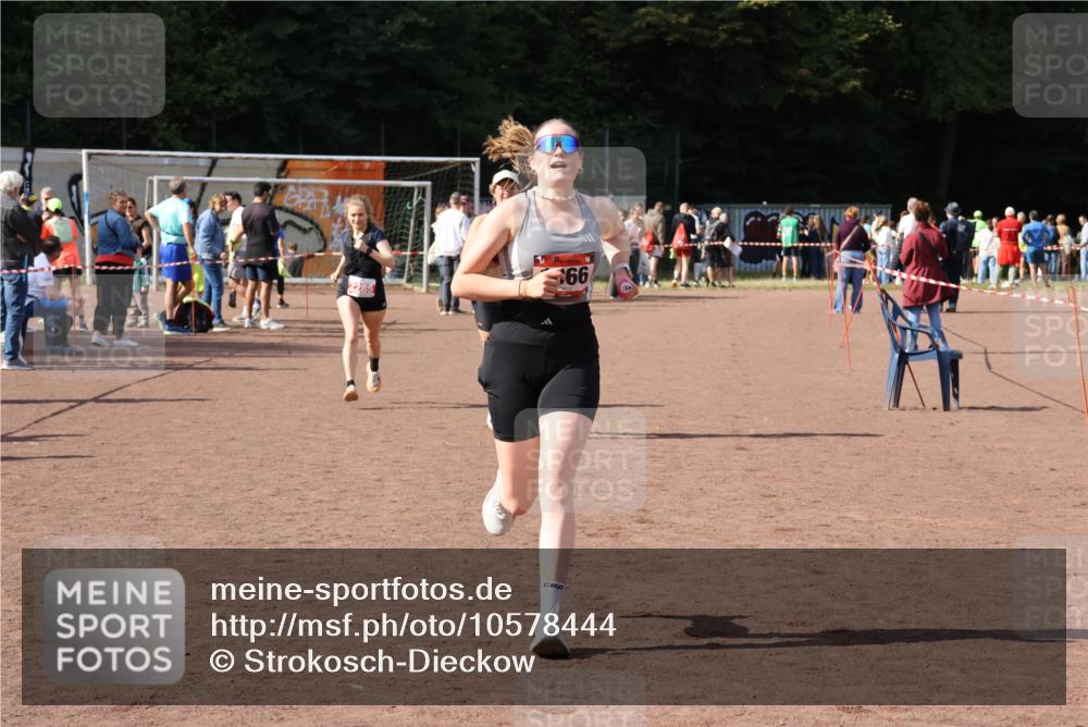 27.09.2026 - 35. Volkslauf durch das schöne Alstertal Strokosch-Dieckow http://msf.ph/oto/10578444 27.09.2026 12:33:36 Ziel 1066, 2285, 2465 meine-sportfotos.de