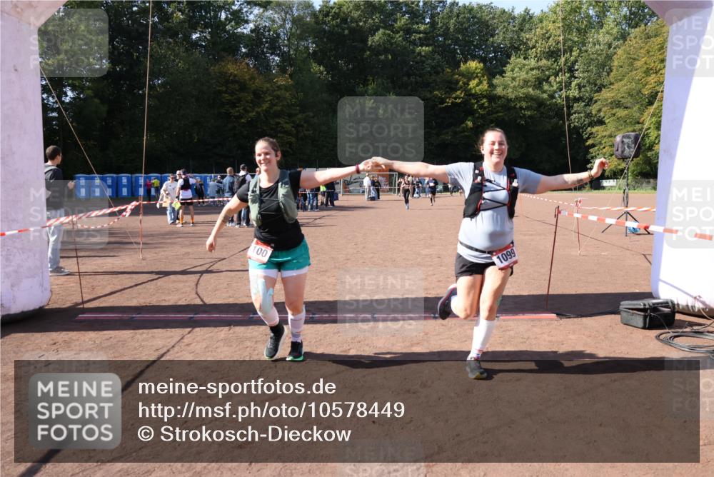 27.09.2026 - 35. Volkslauf durch das schöne Alstertal Strokosch-Dieckow http://msf.ph/oto/10578449 27.09.2026 12:44:21 Ziel 1099, 1100, 2041 meine-sportfotos.de