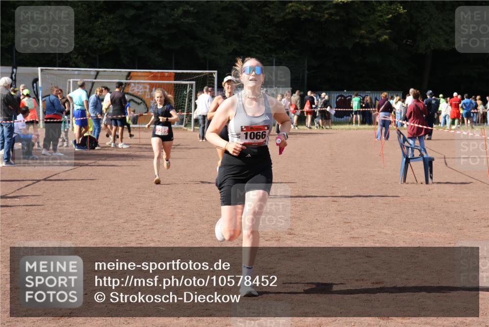 27.09.2026 - 35. Volkslauf durch das schöne Alstertal Strokosch-Dieckow http://msf.ph/oto/10578452 27.09.2026 12:33:36 Ziel 1066, 2285, 2465 meine-sportfotos.de