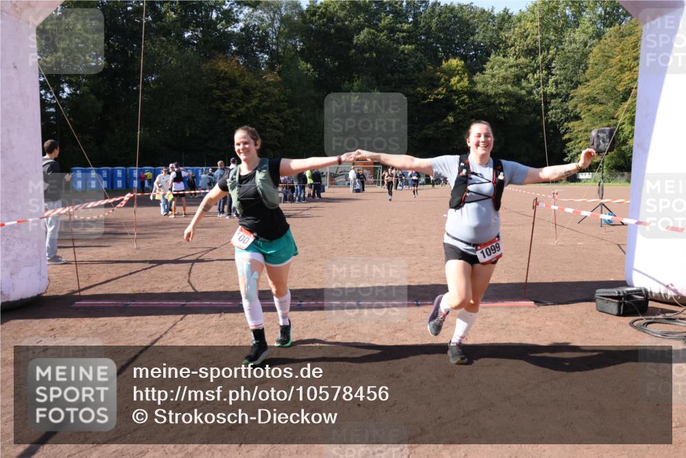 27.09.2026 - 35. Volkslauf durch das schöne Alstertal Strokosch-Dieckow http://msf.ph/oto/10578456 27.09.2026 12:44:21 Ziel 1099, 1100, 2041 meine-sportfotos.de