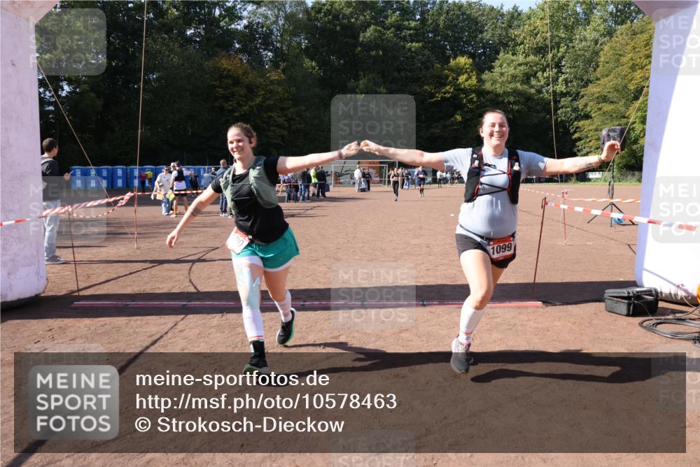 27.09.2026 - 35. Volkslauf durch das schöne Alstertal Strokosch-Dieckow http://msf.ph/oto/10578463 27.09.2026 12:44:21 Ziel 1099, 1100, 2041 meine-sportfotos.de