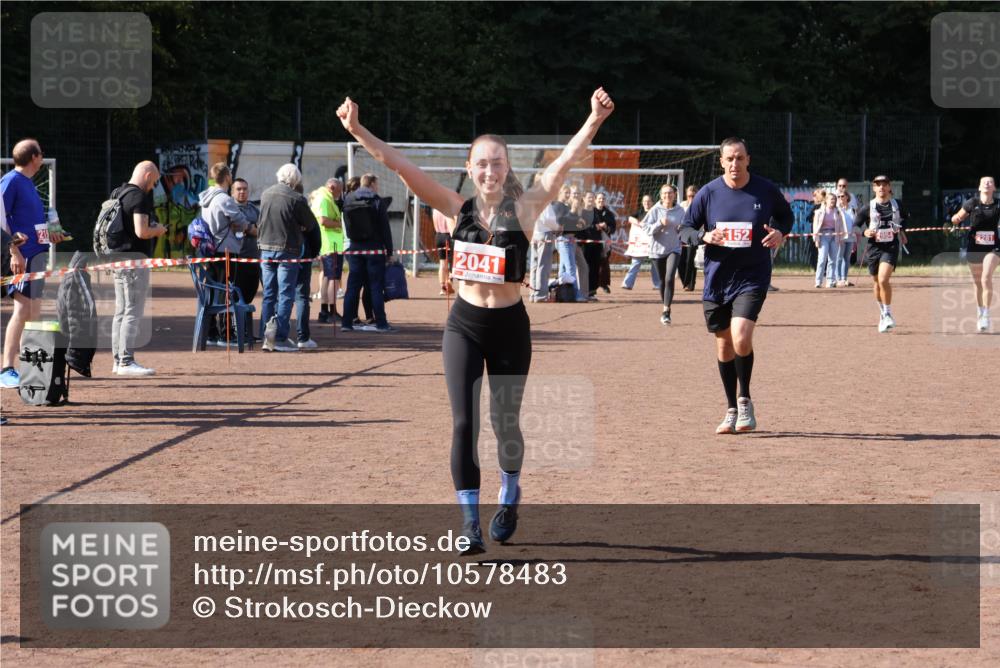 27.09.2026 - 35. Volkslauf durch das schöne Alstertal Strokosch-Dieckow http://msf.ph/oto/10578483 27.09.2026 12:44:27 Ziel 2041, 2152, 2281, 2954 meine-sportfotos.de
