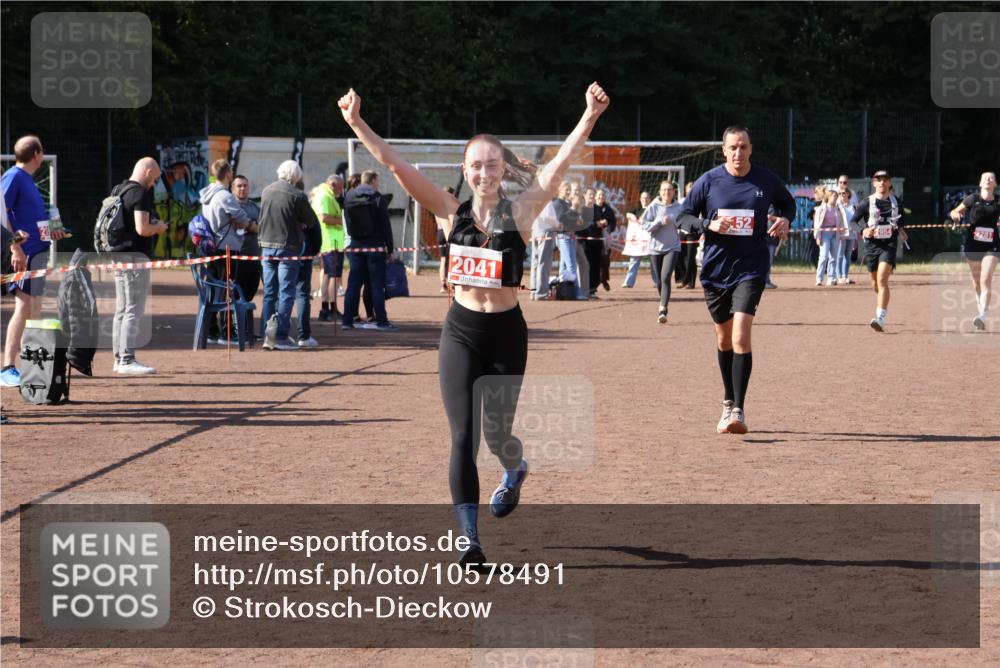 27.09.2026 - 35. Volkslauf durch das schöne Alstertal Strokosch-Dieckow http://msf.ph/oto/10578491 27.09.2026 12:44:28 Ziel 2041, 2152, 2281, 2954 meine-sportfotos.de