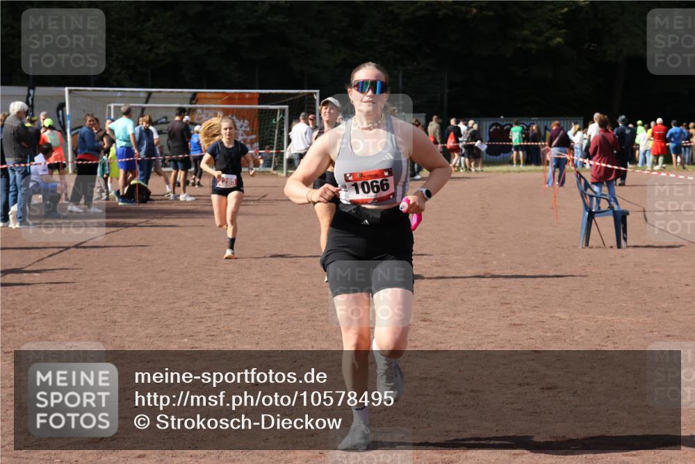 27.09.2026 - 35. Volkslauf durch das schöne Alstertal Strokosch-Dieckow http://msf.ph/oto/10578495 27.09.2026 12:33:36 Ziel 1066, 2285, 2465 meine-sportfotos.de