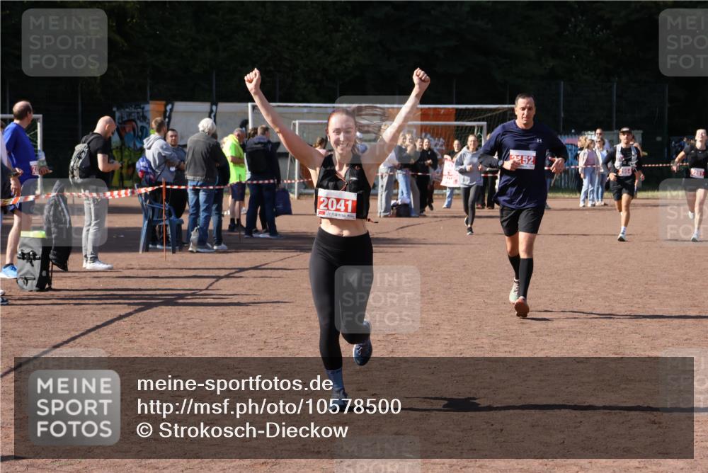 27.09.2026 - 35. Volkslauf durch das schöne Alstertal Strokosch-Dieckow http://msf.ph/oto/10578500 27.09.2026 12:44:28 Ziel 2041, 2152, 2281, 2954 meine-sportfotos.de