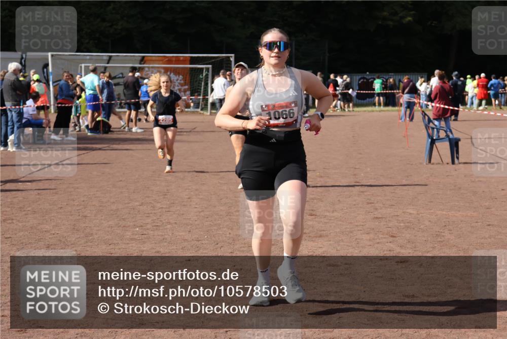 27.09.2026 - 35. Volkslauf durch das schöne Alstertal Strokosch-Dieckow http://msf.ph/oto/10578503 27.09.2026 12:33:36 Ziel 1066, 2285, 2465 meine-sportfotos.de