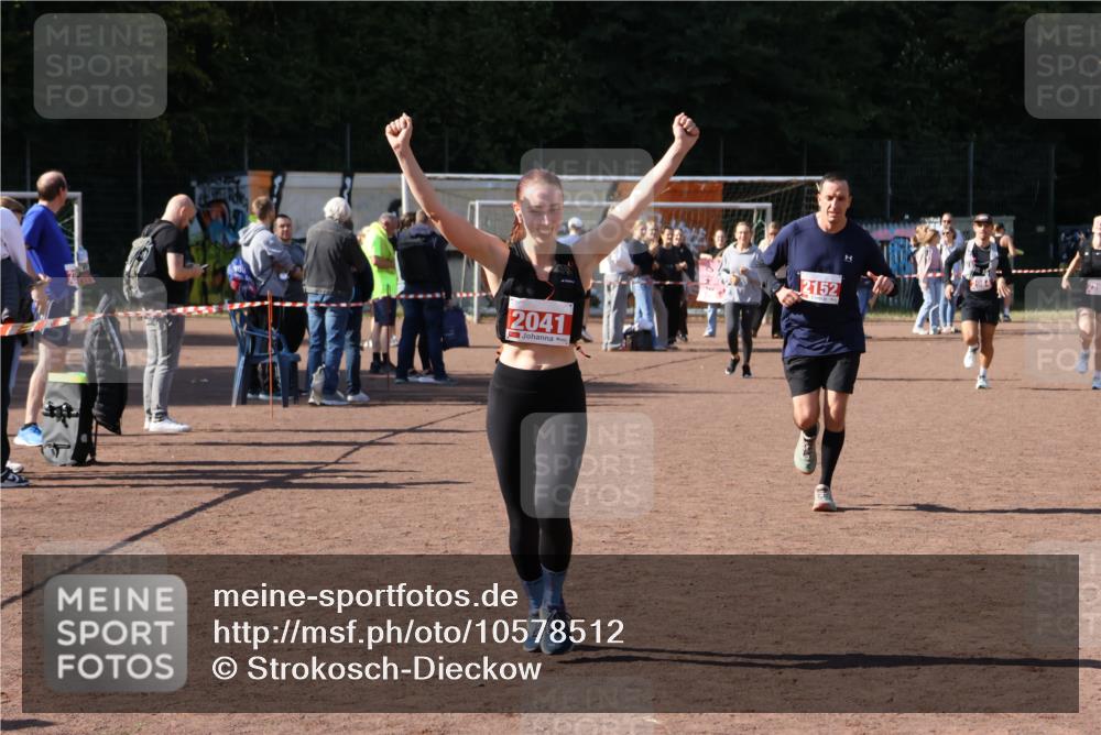 27.09.2026 - 35. Volkslauf durch das schöne Alstertal Strokosch-Dieckow http://msf.ph/oto/10578512 27.09.2026 12:44:28 Ziel 2041, 2152, 2281, 2954 meine-sportfotos.de