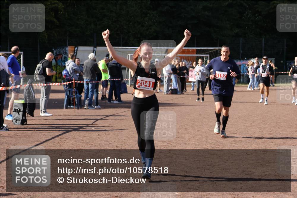 27.09.2026 - 35. Volkslauf durch das schöne Alstertal Strokosch-Dieckow http://msf.ph/oto/10578518 27.09.2026 12:44:28 Ziel 2041, 2152, 2281, 2954 meine-sportfotos.de