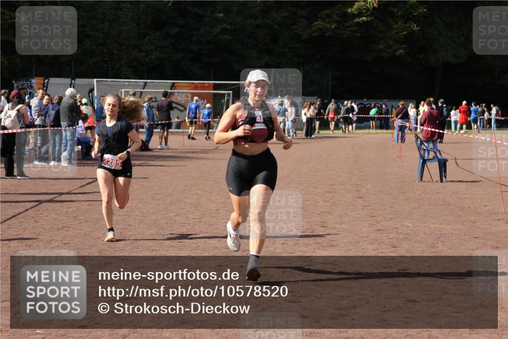 27.09.2026 - 35. Volkslauf durch das schöne Alstertal Strokosch-Dieckow http://msf.ph/oto/10578520 27.09.2026 12:33:39 Ziel 1066, 2285, 2465 meine-sportfotos.de