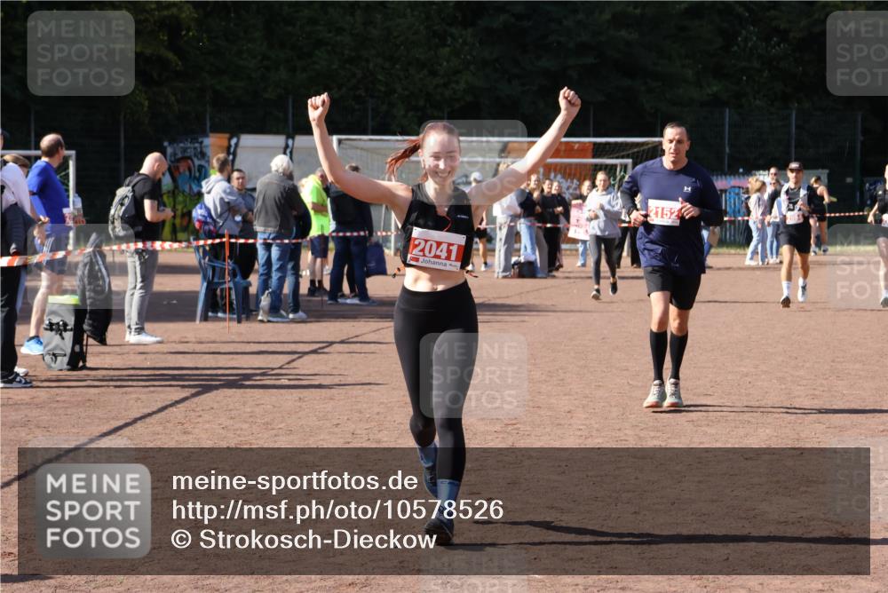 27.09.2026 - 35. Volkslauf durch das schöne Alstertal Strokosch-Dieckow http://msf.ph/oto/10578526 27.09.2026 12:44:28 Ziel 2041, 2152, 2281, 2954 meine-sportfotos.de