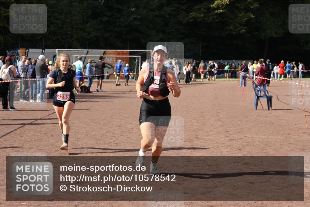 27.09.2026 - 35. Volkslauf durch das schöne Alstertal Strokosch-Dieckow http://msf.ph/oto/10578542 27.09.2026 12:33:39 Ziel 1066, 2285, 2465 meine-sportfotos.de