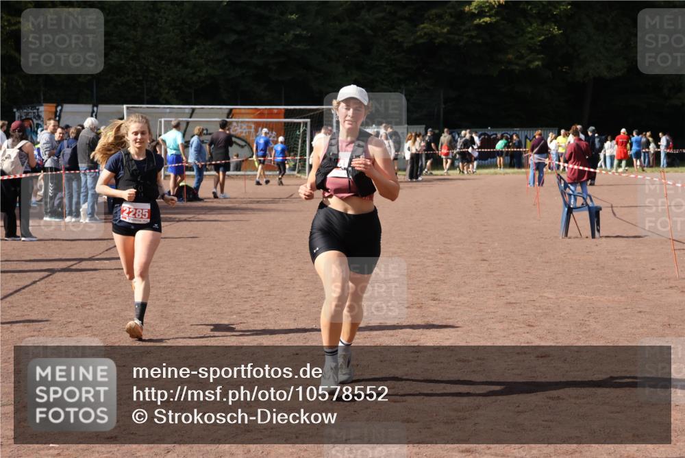 27.09.2026 - 35. Volkslauf durch das schöne Alstertal Strokosch-Dieckow http://msf.ph/oto/10578552 27.09.2026 12:33:39 Ziel 1066, 2285, 2465 meine-sportfotos.de